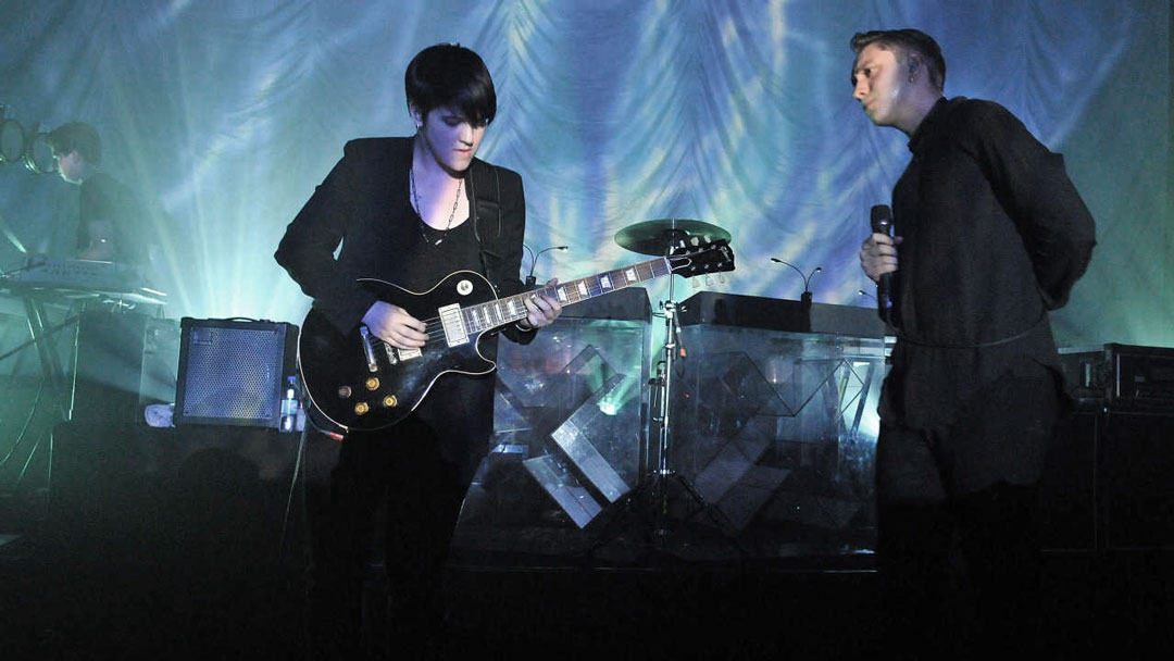 The xx pop band playing live.